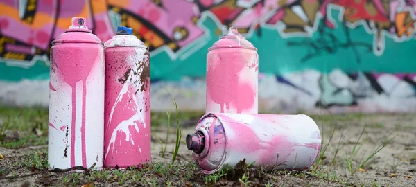 Néhány Használt Festékeknek Fekszik Földön Fal Közelében Egy Gyönyörű Graffiti — Stock Fotó