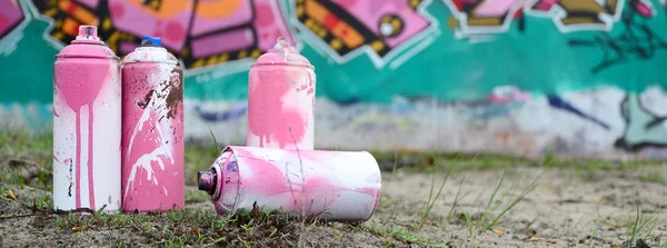 Unas Cuantas Latas Pintura Usadas Yacen Suelo Cerca Pared Con — Foto de Stock