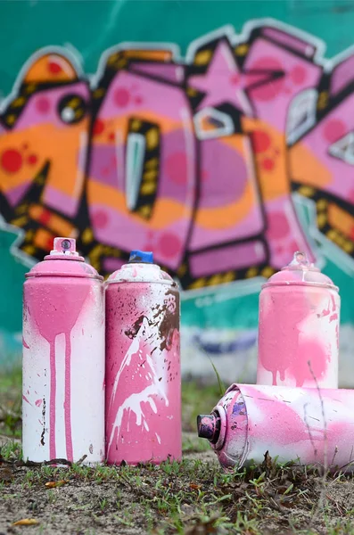 Few Used Paint Cans Lie Ground Wall Beautiful Graffiti Painting — Stock Photo, Image