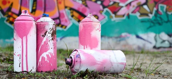 Few Used Paint Cans Lie Ground Wall Beautiful Graffiti Painting — Stock Photo, Image