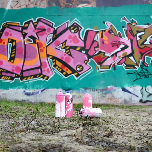 Несколько Использованных Банок Краской Лежат Земле Рядом Стеной Красивой Граффити — стоковое фото