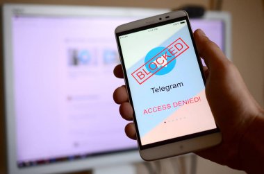 Kharkov, Ukrayna - 30 Nisan 2018: Bir yasaklayan ile telgraf app ekran ile bir cep telefonu işareti ve Rus bayrağı. Roskomnadzor telgraf Servisi Rusya bloke