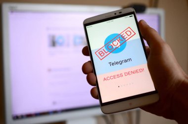Kharkov, Ukrayna - 30 Nisan 2018: Bir yasaklayan ile telgraf app ekran ile bir cep telefonu işareti ve Rus bayrağı. Roskomnadzor telgraf Servisi Rusya bloke