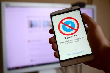 Kharkov, Ukrayna - 30 Nisan 2018: Telgraf app ekran yasaklayan bir işareti ile bir cep telefonu. Roskomnadzor telgraf servisi Rusya engelledi. Telgraf Messenger'a kapalı