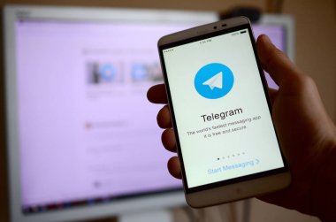 Kharkov, Ukrayna - 30 Nisan 2018: Bir cep telefonu ile telgraf app ekran elinde