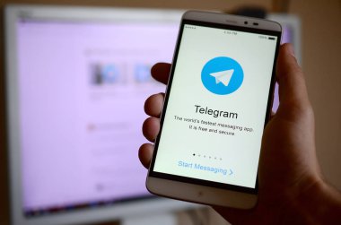 Kharkov, Ukrayna - 30 Nisan 2018: Bir cep telefonu ile telgraf app ekran elinde