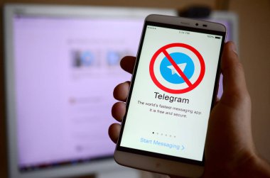 Kharkov, Ukrayna - 30 Nisan 2018: Telgraf app ekran yasaklayan bir işareti ile bir cep telefonu. Roskomnadzor telgraf servisi Rusya engelledi. Telgraf Messenger'a kapalı
