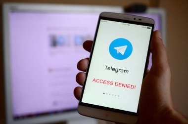 Kharkov, Ukrayna - 30 Nisan 2018: Telgraf app ekran yasaklayan bir işareti ile bir cep telefonu. Roskomnadzor telgraf servisi Rusya engelledi. Telgraf Messenger'a kapalı