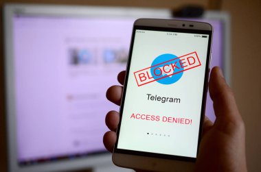 Kharkov, Ukrayna - 30 Nisan 2018: Telgraf app ekran yasaklayan bir işareti ile bir cep telefonu. Roskomnadzor telgraf servisi Rusya engelledi. Telgraf Messenger'a kapalı