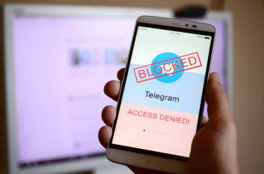 Kharkov, Ukrayna - 30 Nisan 2018: Bir yasaklayan ile telgraf app ekran ile bir cep telefonu işareti ve Rus bayrağı. Roskomnadzor telgraf Servisi Rusya bloke