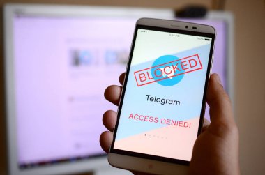 Kharkov, Ukrayna - 30 Nisan 2018: Bir yasaklayan ile telgraf app ekran ile bir cep telefonu işareti ve Rus bayrağı. Roskomnadzor telgraf Servisi Rusya bloke
