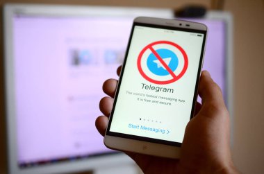 Kharkov, Ukrayna - 30 Nisan 2018: Telgraf app ekran yasaklayan bir işareti ile bir cep telefonu. Roskomnadzor telgraf servisi Rusya engelledi. Telgraf Messenger'a kapalı