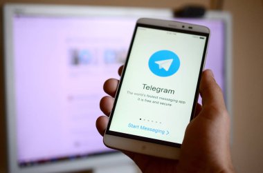 Kharkov, Ukrayna - 30 Nisan 2018: Bir cep telefonu ile telgraf app ekran elinde