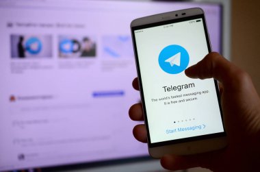 Kharkov, Ukrayna - 30 Nisan 2018: Bir cep telefonu ile telgraf app ekran elinde