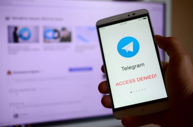 Kharkov, Ukrayna - 30 Nisan 2018: Telgraf app ekran yasaklayan bir işareti ile bir cep telefonu. Roskomnadzor telgraf servisi Rusya engelledi. Telgraf Messenger'a kapalı