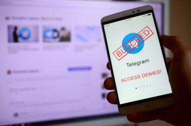 Kharkov, Ukrayna - 30 Nisan 2018: Telgraf app ekran yasaklayan bir işareti ile bir cep telefonu. Roskomnadzor telgraf servisi Rusya engelledi. Telgraf Messenger'a kapalı