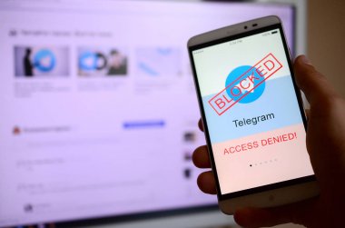 Kharkov, Ukrayna - 30 Nisan 2018: Bir yasaklayan ile telgraf app ekran ile bir cep telefonu işareti ve Rus bayrağı. Roskomnadzor telgraf Servisi Rusya bloke