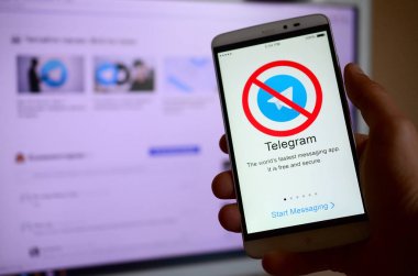 Kharkov, Ukrayna - 30 Nisan 2018: Telgraf app ekran yasaklayan bir işareti ile bir cep telefonu. Roskomnadzor telgraf servisi Rusya engelledi. Telgraf Messenger'a kapalı