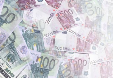 Birçok banknottan yığın halinde yalan 100 ve 500 euro euro banknot görüntülerini bir kolaj