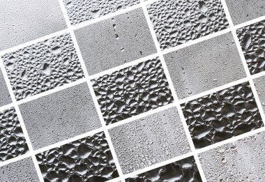 Cam, yağmur ile dekore edilmiş, birçok farklı parçaları bir kolaj yoğuşma bırakır. Siyah ve beyaz tonları