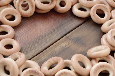 Bir sürü taze sarı simit eski koyu renkli ahşap yüzeyde yalan. Unlu Mamüller popüler bir tür. Bir geleneksel Rus Çay için davranır