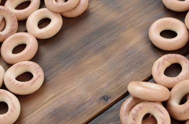 Bir sürü taze sarı simit eski koyu renkli ahşap yüzeyde yalan. Unlu Mamüller popüler bir tür. Bir geleneksel Rus Çay için davranır