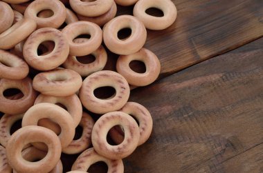 Taze sarı simit bir sürü yalan eski karanlık yüzeyinde 