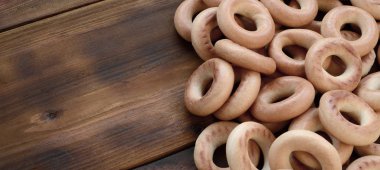 Bir sürü taze sarı simit eski koyu renkli ahşap yüzeyde yalan. Unlu Mamüller popüler bir tür. Bir geleneksel Rus Çay için davranır