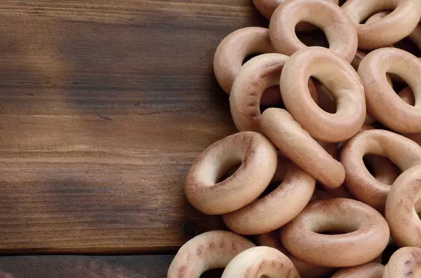 Muchos Bagels Amarillos Frescos Yacen Superficie Vieja Madera Oscura Tipo —  Fotos de Stock