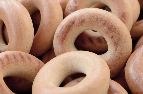 Foto de cerca de rosquillas amarillas frescas. Un tipo popular de harina p —  Fotos de Stock