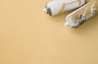 Bazı boya damlar yalanlar üzerine bir battaniye gibi yumuşak ve tüylü ışık turuncu Polar kumaş ile turuncu aerosol sprey kutular kullanılır. Klasik moda tasarımı renk. Grafiti holiganizmi kavramı
