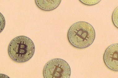Birçok altın bitcoins yumuşak ve kabarık ışık turuncu Polar kumaştan yapılmış bir battaniye yatıyor. Sanal kripto para biriminin fiziksel görselleştirme