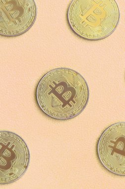 Birçok altın bitcoins yumuşak ve kabarık ışık turuncu Polar kumaştan yapılmış bir battaniye yatıyor. Sanal kripto para biriminin fiziksel görselleştirme