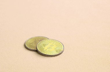 İki altın bitcoins yumuşak ve kabarık ışık turuncu Polar kumaştan yapılmış bir battaniye yatıyor. Sanal kripto para biriminin fiziksel görselleştirme