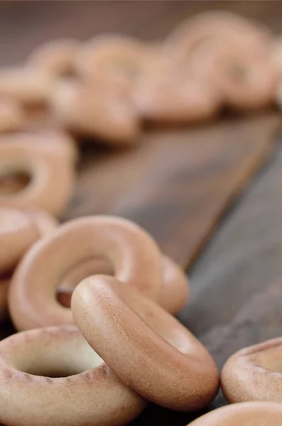 Muchos Bagels Amarillos Frescos Yacen Superficie Vieja Madera Oscura Tipo —  Fotos de Stock