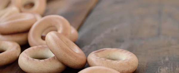 Muchos Bagels Amarillos Frescos Yacen Superficie Vieja Madera Oscura Tipo —  Fotos de Stock