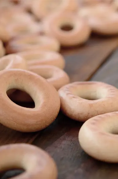 Muchos Bagels Amarillos Frescos Yacen Superficie Vieja Madera Oscura Tipo —  Fotos de Stock