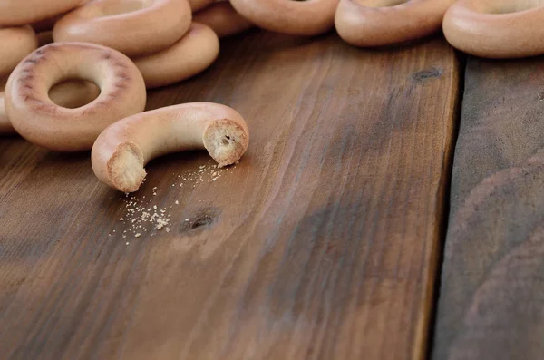 Muchos Bagels Amarillos Frescos Yacen Superficie Vieja Madera Oscura Tipo —  Fotos de Stock