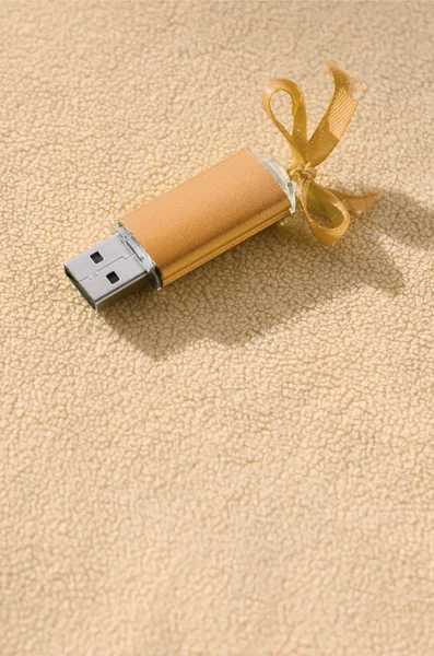 Naranja Tarjeta Memoria Flash Usb Con Arco Azul Encuentra Una —  Fotos de Stock