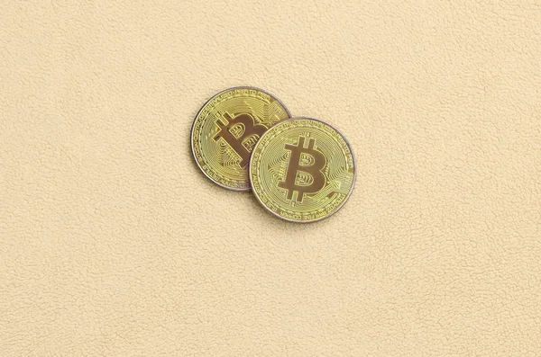 Dos Bitcoins Oro Encuentra Una Manta Hecha Suave Esponjosa Tela — Foto de Stock