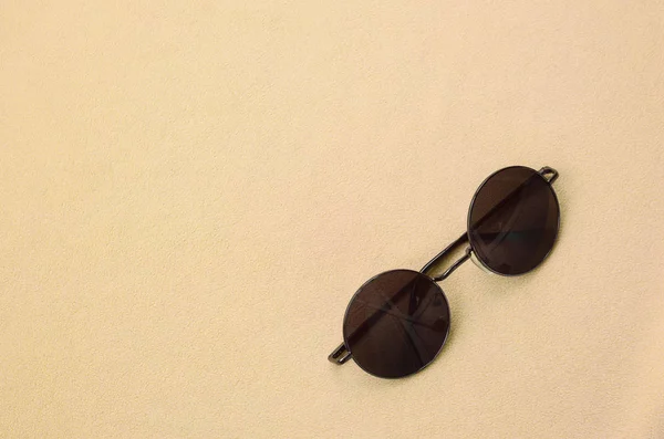 Snygga Svarta Solglasögon Med Runda Glasögon Ligger Filt Tillverkad Mjuk — Stockfoto