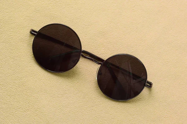 Stijlvolle Zwarte Zonnebril Met Ronde Bril Ligt Een Deken Gemaakt — Stockfoto