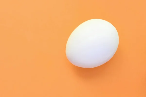 Oeuf Pâques Blanc Sur Fond Orange Vif — Photo