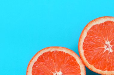 Mavi renkte parlak arka plan üzerinde üstten görünüm birkaç greyfurt dilim. Doymuş narenciye doku görüntü