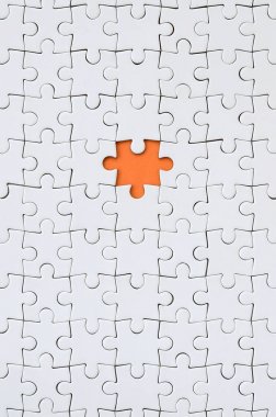 Beyaz bir bilmecenin turuncu bir alanı oluşturan bir eksik eleman ile birleştirilmiş bir durumda doku