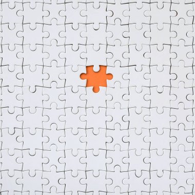 Beyaz bir bilmecenin turuncu bir alanı oluşturan bir eksik eleman ile birleştirilmiş bir durumda doku