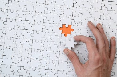Beyaz bir yapboz erkek el koyar birleştirilmiş durumunda bir eksik eleman ile doku