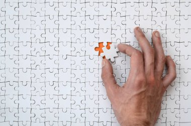Beyaz bir yapboz erkek el koyar birleştirilmiş durumunda bir eksik eleman ile doku