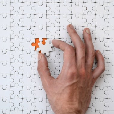 Beyaz bir yapboz erkek el koyar birleştirilmiş durumunda bir eksik eleman ile doku