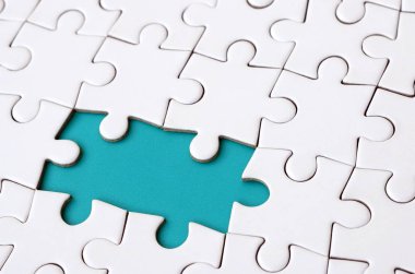 Beyaz jigsaw bulmaca monte durumunda eksik öğeleri metin yeşil bir yastığı şekillendirme ile yakın çekim doku. Kopya alanı